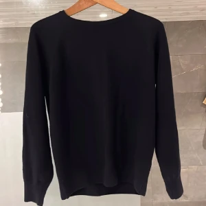 Oscar Jacobsson  - Fin Oscar Jacobsson Crew neck . Pris 399, inte hugget i sten. Skick 8/10 knappt använd då den är för lite för mig. Ny pris ligger runt 1200kr.