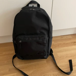 Ryggsäck  - En stilren ryggsäck från Nike i mycket bra skick. Väskan har många bra fack, däribland datorfack. 