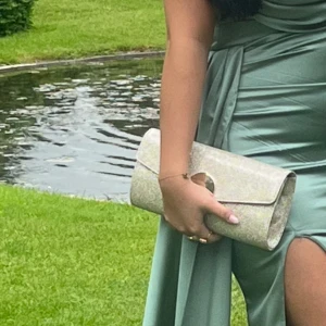 Glitter balclutch - Super snygg guld clutch i glitter, perfekt som balväska! Endast använd 1 gång