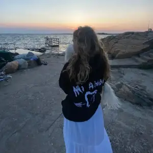 skitsnygg mi amor hoodie från mira paris 🥰 