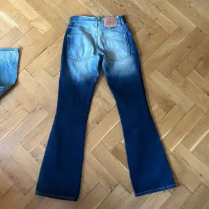 Vintage Levis jeans i modell 525. W25! Jag på bilden är 160cm för referens💋 