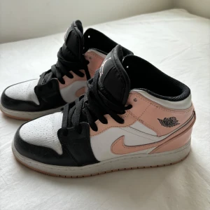Nike Air Jordans i rosa och svart - Säljer ett par snygga Nike Air Jordans i rosa, svart och vitt. De har en cool design med snörning och en bekväm passform. Perfekta för både vardag och fest! Använda men i bra skick.