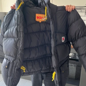 Säljer en svart fjällräven jacka expedition i storlek xxs - Den är använd fåtal gånger, känns som ny. Storlek xxs men passar även xs/s. Pris går att diskuteras💗
