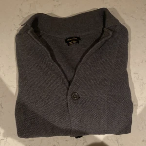Massimo Dutti Kofta - Säljer nu denna asfeta Massimo Dutti koftan i ett gott skick! Storleken är L men sitter mer som S/M. Nypris lligger på ca ger på ca 1299kr❌ mitt pris endast 399kr✅ Hör av dig vid minsta lilla fundering!! 😄😀