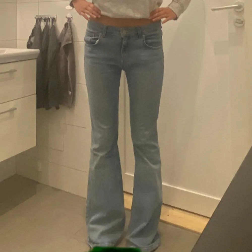 Snygga blå jeans som inte kmr till användning så de tyvärr är förstora för mig🥰 . Jeans & Byxor.