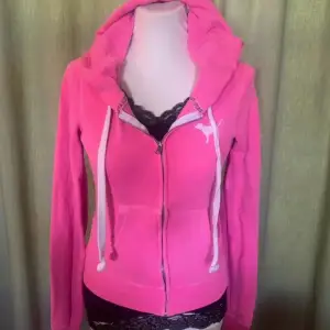 Superfin rosa hoodie från Victoria's Secret PINK med dragkedja och huva. Den har långa ärmar och texten 'LOVE LOVE PINK' i stora bokstäver på ryggen. Köpt på vinted💖 FAST PRIS. Storlek S/M beroende på hur man vill den ska sitta. Förra ägarens bilder