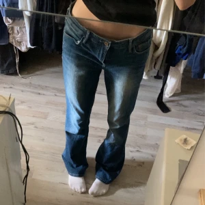 Bootcut jeans - Mörkblå bootcut jeans, regular waist, storlek 28/32 men sitter som M