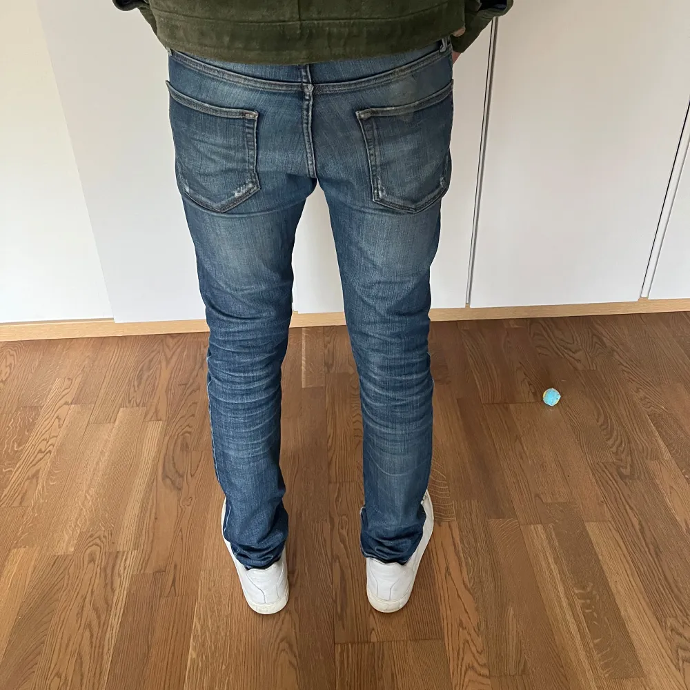 Väldigt snygga jeans från J.Lindeberg. Skick 8/10. Storlek 29/32. Jeans & Byxor.