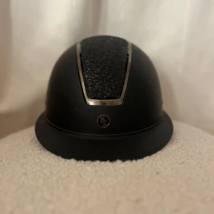 Ridhjälm - Fin ridhjälm med jätte fint skick, andvänd tyo 2-3 gånger, alldrig slagit i backen, köpte för ca 2000