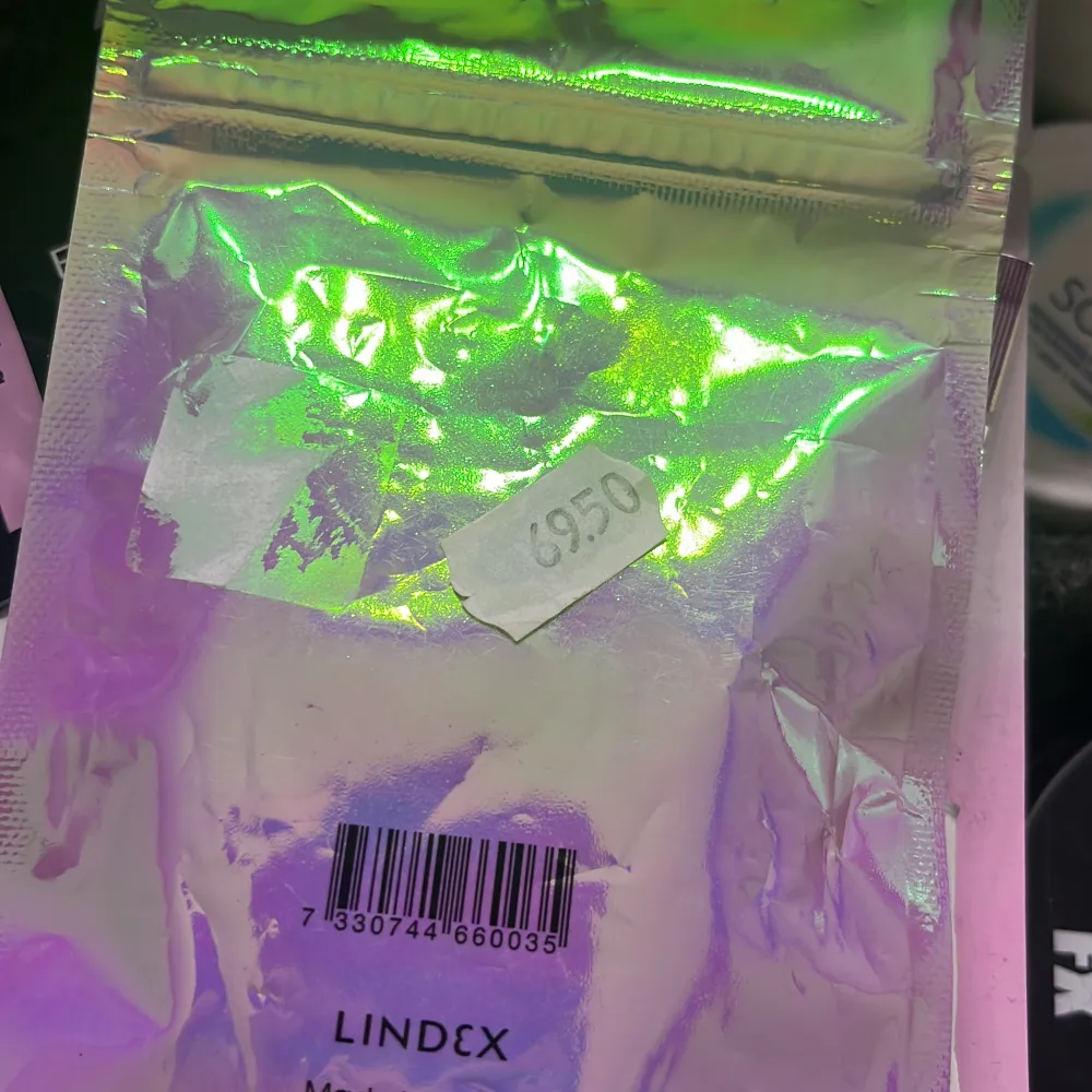 Säljer en silikonsponge från Lindex, perfekt för att applicera foundation eller concealer jämnt och smidigt. Den är genomskinlig med en rosa kant och kommer i en holografisk förpackning. Superlätt att rengöra och återanvända!. Beauty.