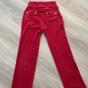 Röda juicy couture byxor - Säljer oanvända juicy couture byxor i en jätte fin färg. Storlek xxs💞 