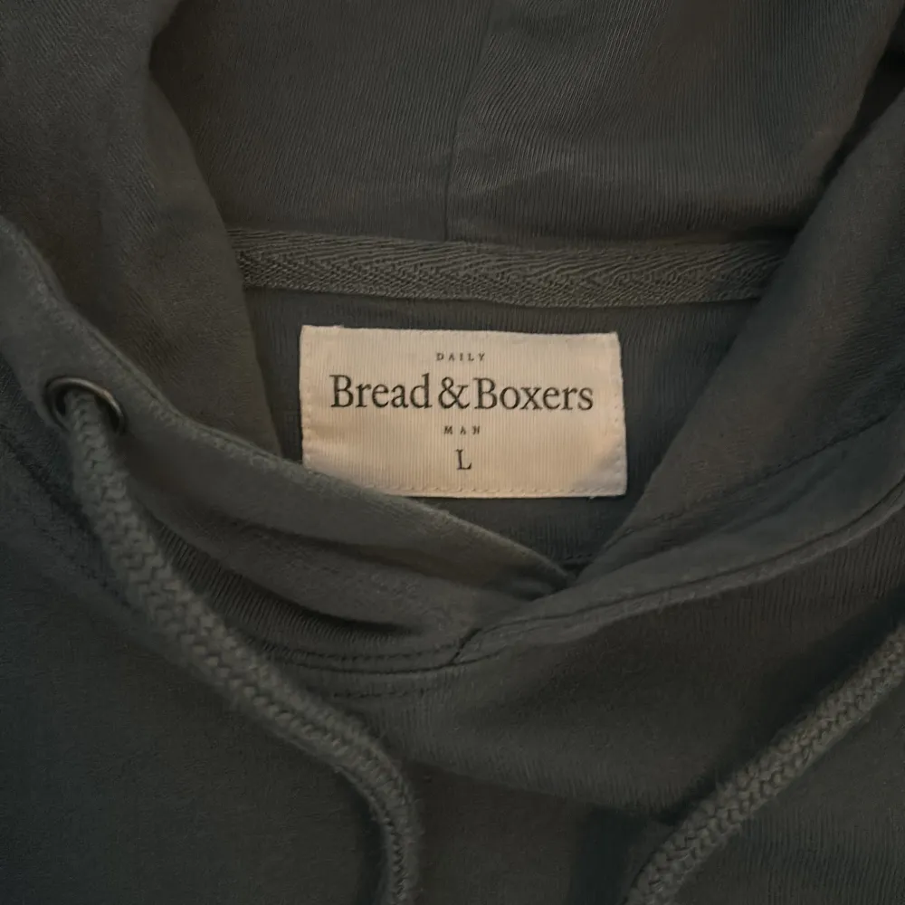 Säljer nu denna Bread&Boxers hoodie i storlek L, den är aldrig använd så den är i ny skick! Pris kan diskuteras. Bara höra av sig vid funderingar🙌 . Hoodies.