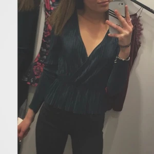 Grön Festblus - Blus från Gina Tricot 