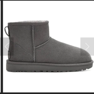 Gråa Uggs - Supersnygga gråa uggs. Håller fötterna perfekt varma under vintern!🥰 Storlek 37 men passar även 36.💕 Nypris 2100kr