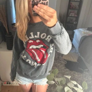 Cool sweatshirt - ⚠️Intressekoll⚠️ Jättefin sweatshirt med coolt tryck från Zara, trycket är i ”diamanter”