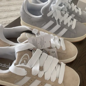 Grå campus - Nästan oanvända