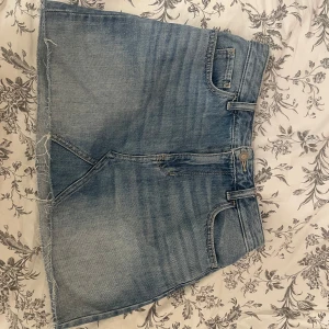  Kjol  - Kjol från Hollister använd få tal gånger. Fint skick😊
