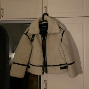 Zara teddy jacka - Köpte den i april 2024. Använd få gånger. 