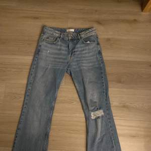 Jätte snygga jeans i strl 38 säljer då de är försmå för mig, mid waist, bootcut flared, original pris 600kr