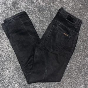 Nudie jeans - Skitsnygga straight leg nudie jeans som inte längre kommer till så mycket användning. Washen på byxorna tycker jag är så oerhört snygg och själva modellen har jag sett är trendig på tiktok