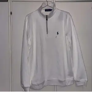 Säljer denna snygga polo Ralph lauren tröjan för endast 649kr