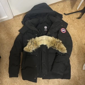 Canada goose wyndham - En canada goose wyndham med pg päls, två små hål i baksidan på axceln (5mm) annars i bra skick, strl xs men som alla kläder från canada goose sitter den som en strl större, passar mig som har S i allt, kvitto finns, ordpris 20k pris går att diskuter!