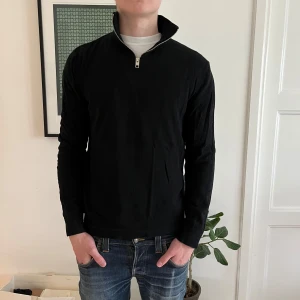 Jack and Jones half zip - En Jack and Jones half zip i strl L sitter mer som M eller S, själv har jag small i alla överdelar o denna sitter bra. Säljer den pga att jag ej använder den längre. Priset är ej hugget i sten.