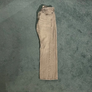 Grå jeansbyxor - Säljer ett par grå jeansbyxor i storlek 28/30. De har en klassisk femficksdesign och en rak passform. Perfekta för både vardag och fest! 🕺