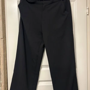 kostymbyxor  - super snygga kostymbyxor helt nya, säljer då de tyvärr är för små för mig 