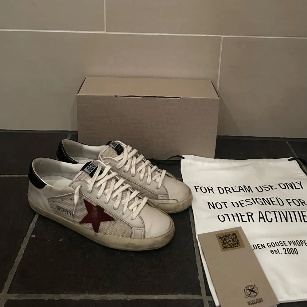 Tja säljer mina sjukt feta golden goose superstars. Skick 8,5/10 de är använda men har inga större deffekter. De är köpta från Cetire och är givetvis äkta. Nypris runt 6000 mitt pris endast 3299. Hör gärna av er vid frågor eller fler bilder. Skor.