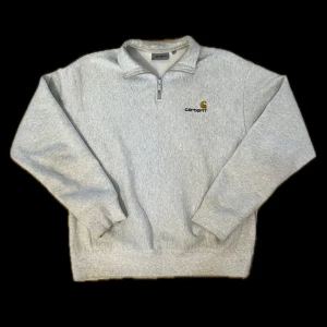 Carhartt zip - 1/4 zip i ljusgrått som är nästan helt oanvänd. Väldigt fint bra material o bra passform. Köptes ny på en carhartt butik  för 1200kr, därav ett mycket bra pris då jag endast burit den 5 gånger och tvättat endast 1 gång. Ställ gärna fler frågor..
