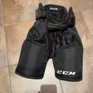 Hockey Byxor - Dom är storlek 61-68cm och är sparsamt använda dom är inte sönder någonstans och jag säljer dom pågrund av att dom är för små.