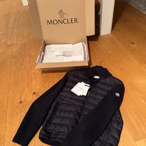 Moncler cardigan  - Säljer min fina Moncler cardigan som är inköpt hösten 2022 från Monclers hemsida. Tags, dustbag och låda från Moncler finns och såklart även kvitto online. Mycket fint skick och sparsamt använd. Endast en ägare. 