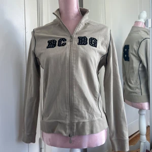 Zip up hoodie  - Kofta med dragkedja och coola detaljer🖤