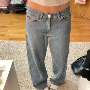 Jeans  - Super coola cava jeans i storlek XS! Passar både killar och tjejer. Insytt märke på båda smalbenen  Sällan använda men dom är gamla💕 Längd 97cm Skrev 29,5cm Midja 38cm Lår 23-27cm 