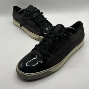 LANVIN DDB1 - Ett par Lanvin DDB1 i storlek 43 passar 44, 7,5/10 skick och pris kan 