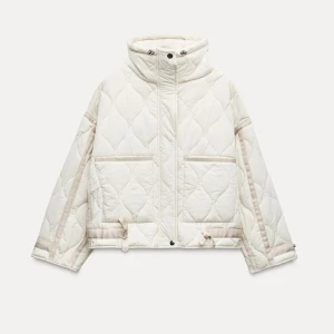 Jacka - Jätte fin höst/vår jacka från zara, nyskick då jag aldrig använt denna💕 nypris 700 och är i storlek xs men passar mig som är S/M