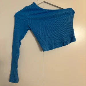 Tröja  - Blå tröja med en arm från NA-KD, strl xs. Fint skick då den är använd en gång. 40 kr + frakt🌟