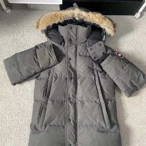 Canada Goose Wyndham Parka | Grafit | Storlek S | - Skick 7/10 Ganska mycket blekning runt fickorna och några lätta märken genomgående. En del slitage på ärmsluten också. Ändå en jättefin jacka. Skulle ha stor nytta av en kemtvätt. Uppladdat på nytt på grund av tidsfördriv Allt som annonseras på min s