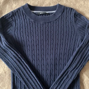 Tröja - Fin tröja från Gina me fina detaljer. Lite tight passform!💗