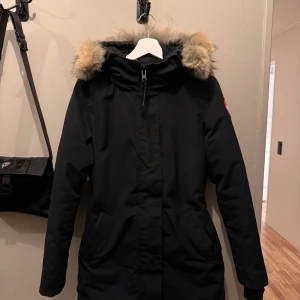 Canada Goose jacka  - Dam modell, storlek S. Väldigt bra skick!  Ordinarie pris ca 10000:- Pris kan diskuteras vid snabb affär.  