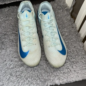 Mercurial VAPOR 16  - Skick 9.5/10 enligt bilder endast lite smuts från naturgräs tränade med 2 ggr på Karlbergs naturgräs plan 