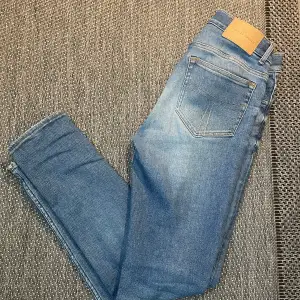 Tjena! Säljer ett par riktigt trendiga jeans. Cond 9-9,5/10 använda 3 gånger.  Inköpta för ca 2000, mitt pris 599. Hör av dig vid frågor eller funderingar!