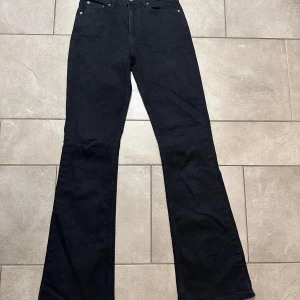 Jeans från Gina  - Oanvända jeans från Gina Tricot i strl 34. 