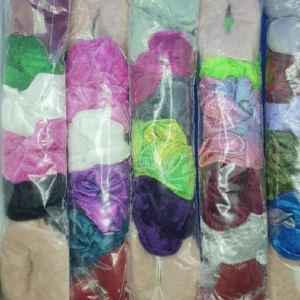 6 Scrunchies Random - 6 stycken random scrunchies. ✨️Titta igenom alla mina upplagda och köp fler saker i bundle för att spara på frakten och få allt du köpt i ett och samma paket✨️