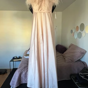 Festklänning  - Storlek: 36 Pris : 2800 Stad : Norrköping 