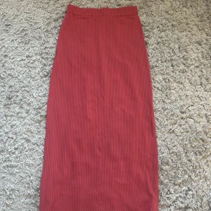 Kjol med slits  - Nästan aldrig använd. Har en slits på sidan. 