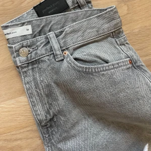 Jeans - Grå lågmidjade jeans från Gina Tricot som endast är provade. Tog tyvärr bort prislappen innan jag testat byxorna och det gick därför inte lämna tillbaka…🤍