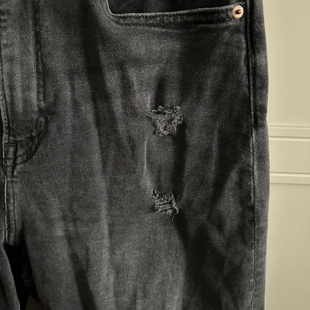 Supersköna Mom jeans med hög midja. Har lite hål-detaljer och mycket stretch. Bra skick.. Jeans & Byxor.