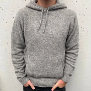 Stickad hoodie - Tjena! Säljer denna otroligt feta stickade hoodien, finns inga tags så har ingen aningen vad det är för material och märke men den är i strl M och passar mig som är 177 74 kg